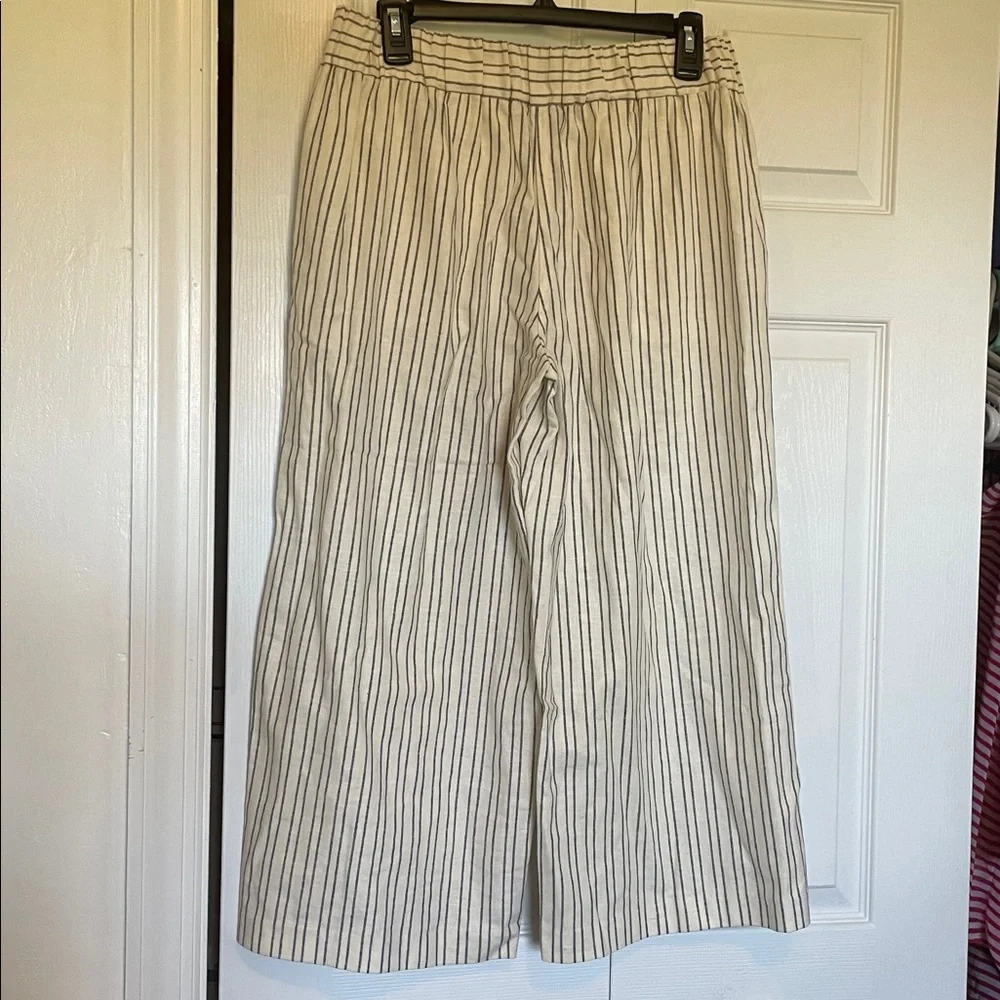 Women’s S Apt. 9 cream/blue vertical stripe 53% linen 2% spandex wide leg capris